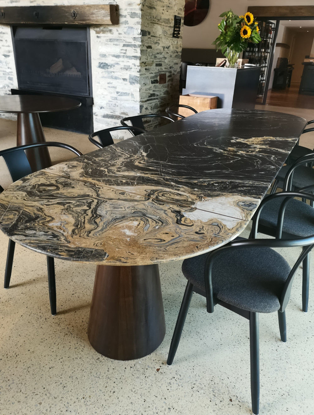 Amisfiled Dining table